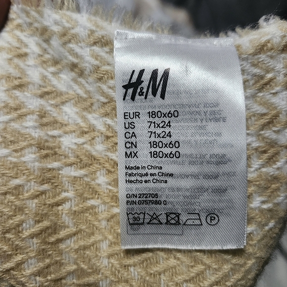 H&M women's plaid scarf cream 71×24 - Picture 2 of 3